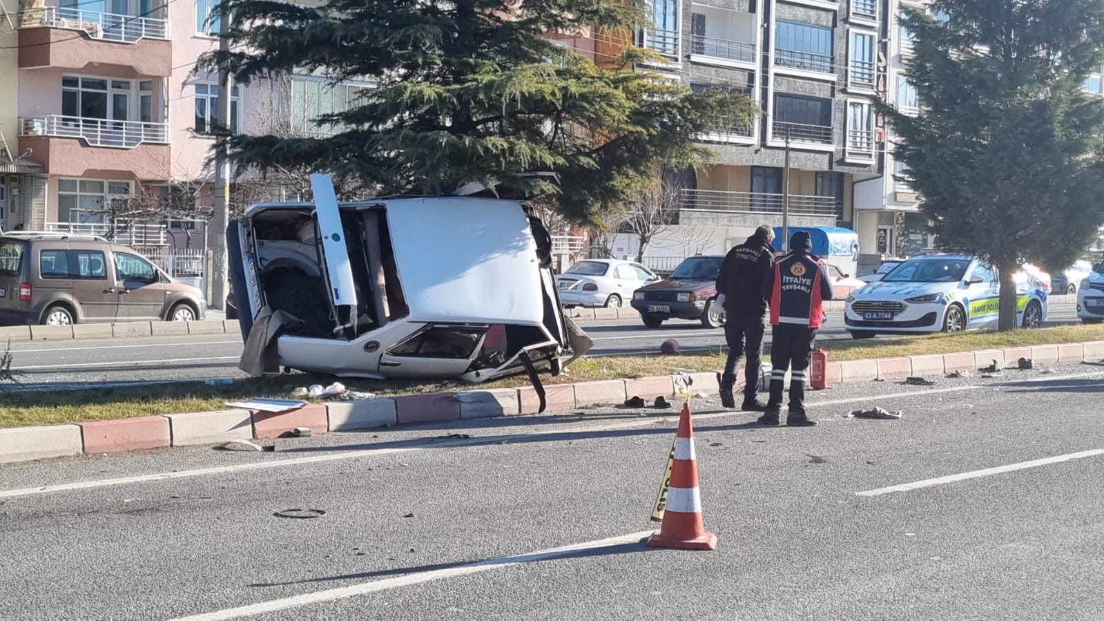 Tavşanlıda Tır İle Otomobil Çarpıştı: 3 Yaralı