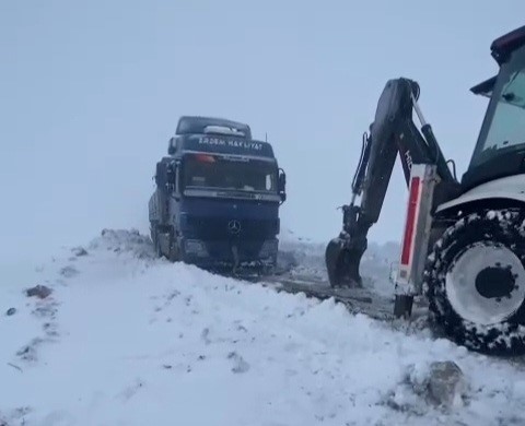 Tekirdağda Karda Mahsur Kalan Araçlar Kurtarıldı