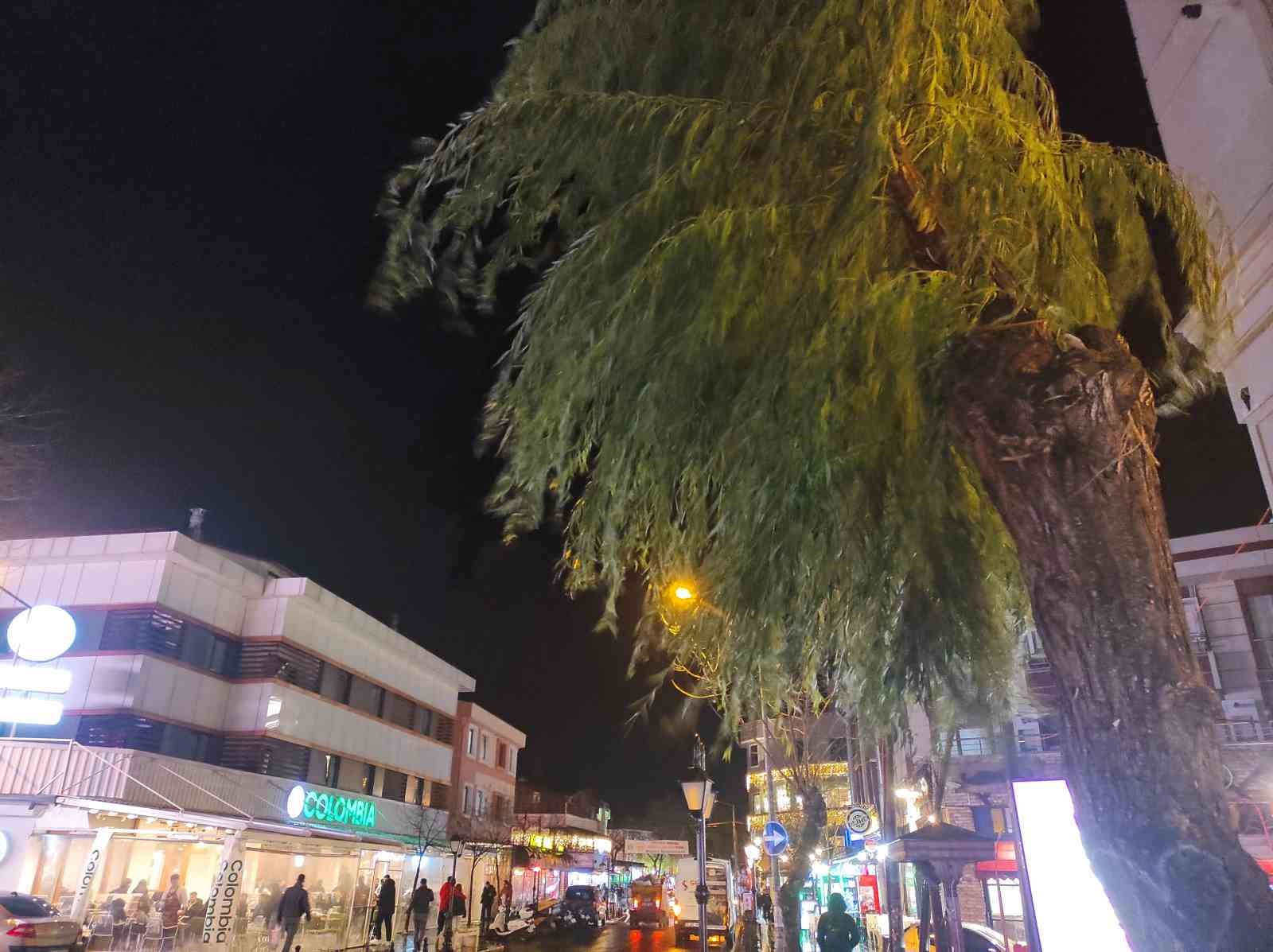 Tekirdağda Kuvvetli Yağış Ve Fırtına Etkili Oldu