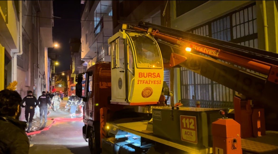 Tekstil Malzemesi Üreten 3 Katlı İş Yerinde Yangın