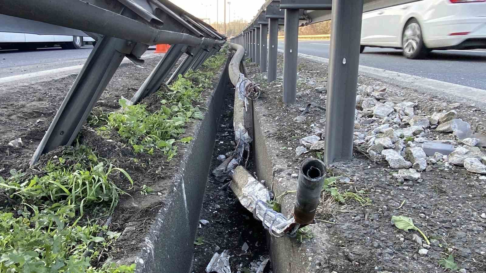 Temde Tankerin Çarptığı Aydınlatma Direği Otomobilin Üstüne Devrildi