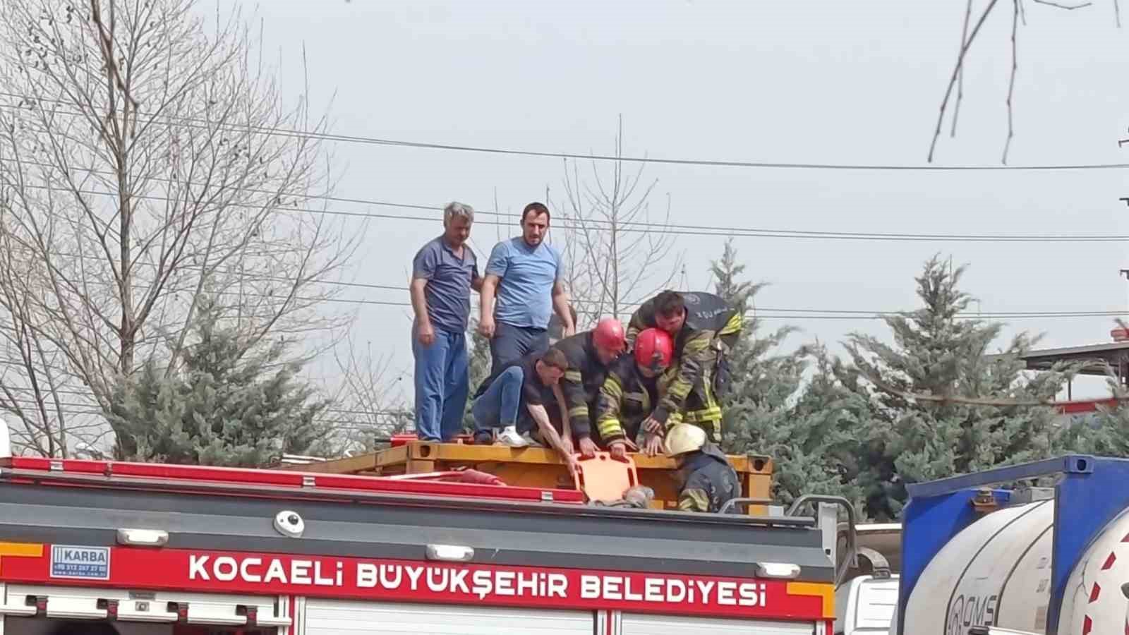 Temizlik Yaparken Kimyasal Tankerinin İçine Düştü, Ağır Yaralandı