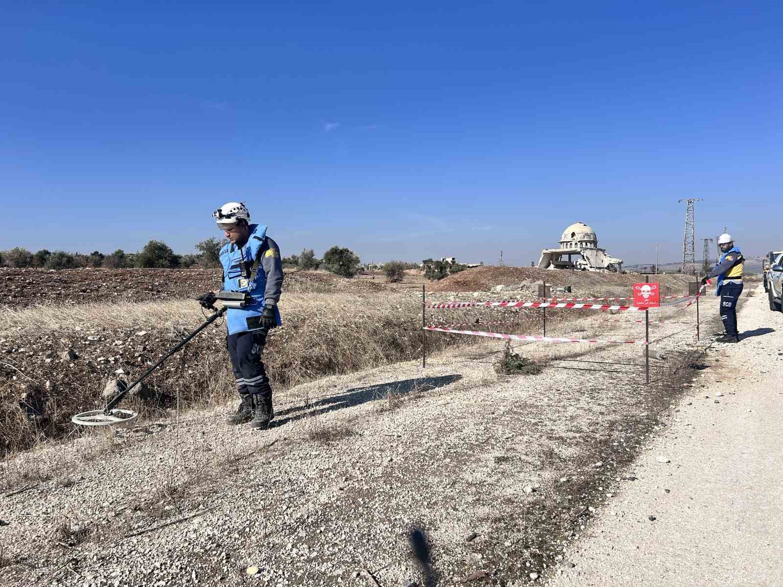 Terör Örgütü Pkk/ypgnin Tel Rıfatta Yollara Döşediği Bombalar Temizleniyor