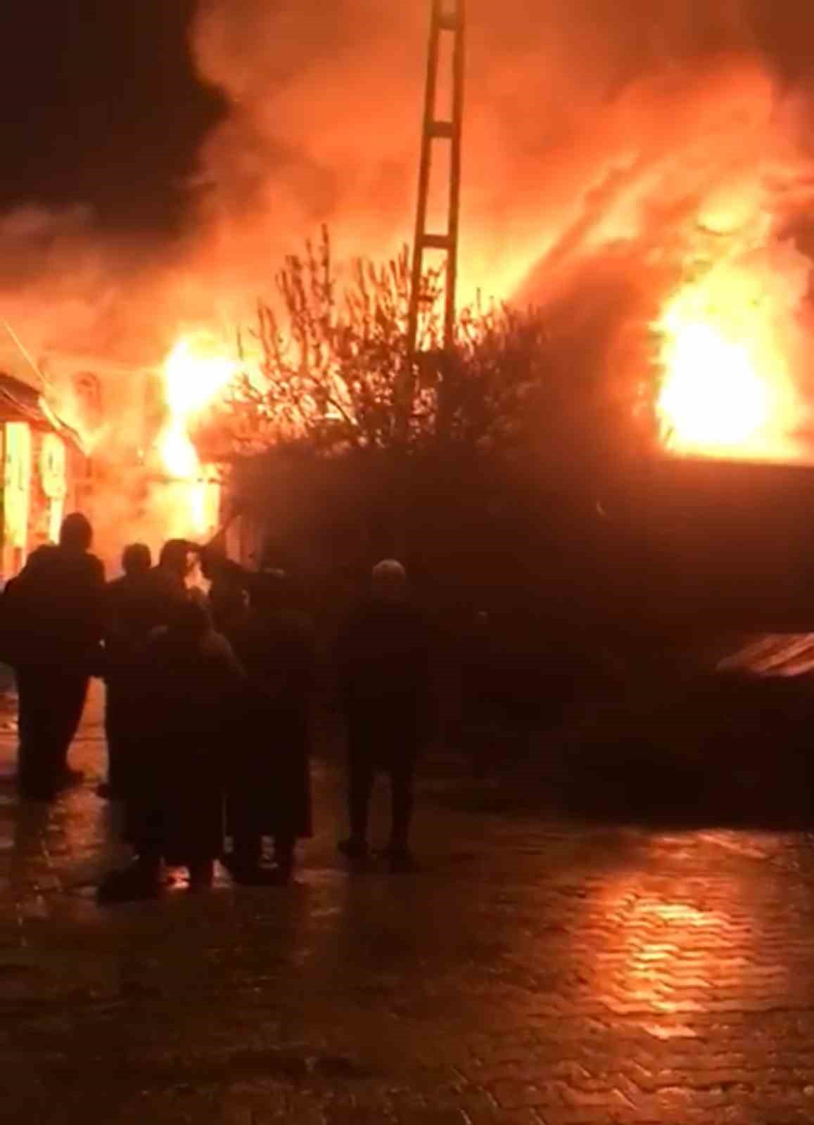 Tokatta Köyde Çıkan Yangında 3 Ev Kullanılamaz Hale Geldi