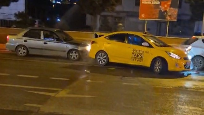 Trafik Işıklarında 4 Aracın Karıştığı Zincirleme Kaza Kamerada: 2 Yaralı