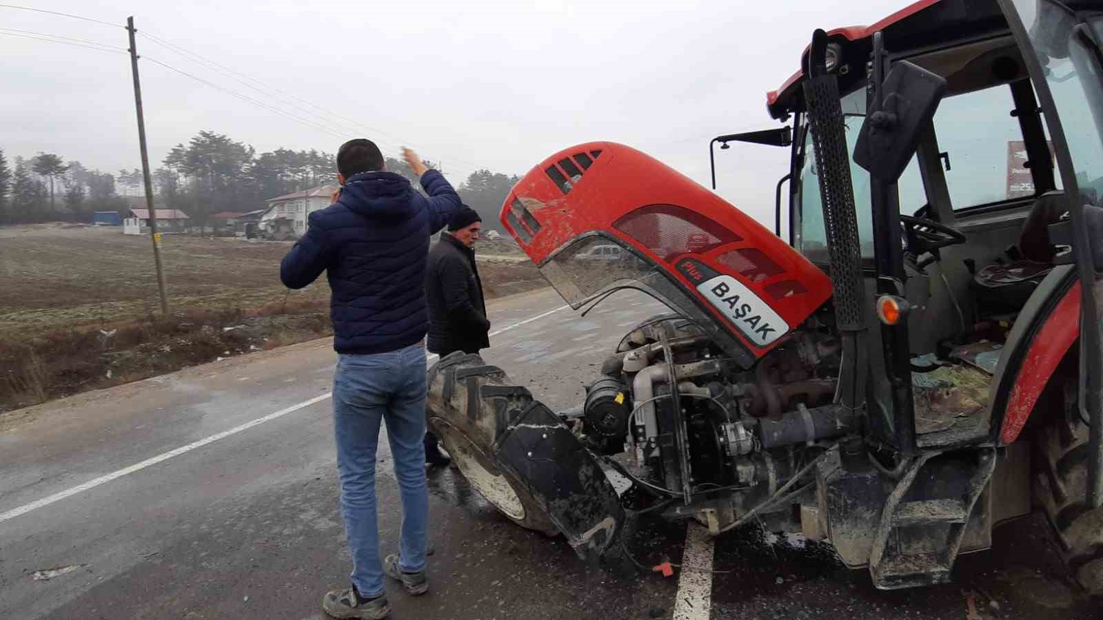 Traktörle Çarpışan Otomobil, Tıra Çarparak Durabildi: 2 Yaralı