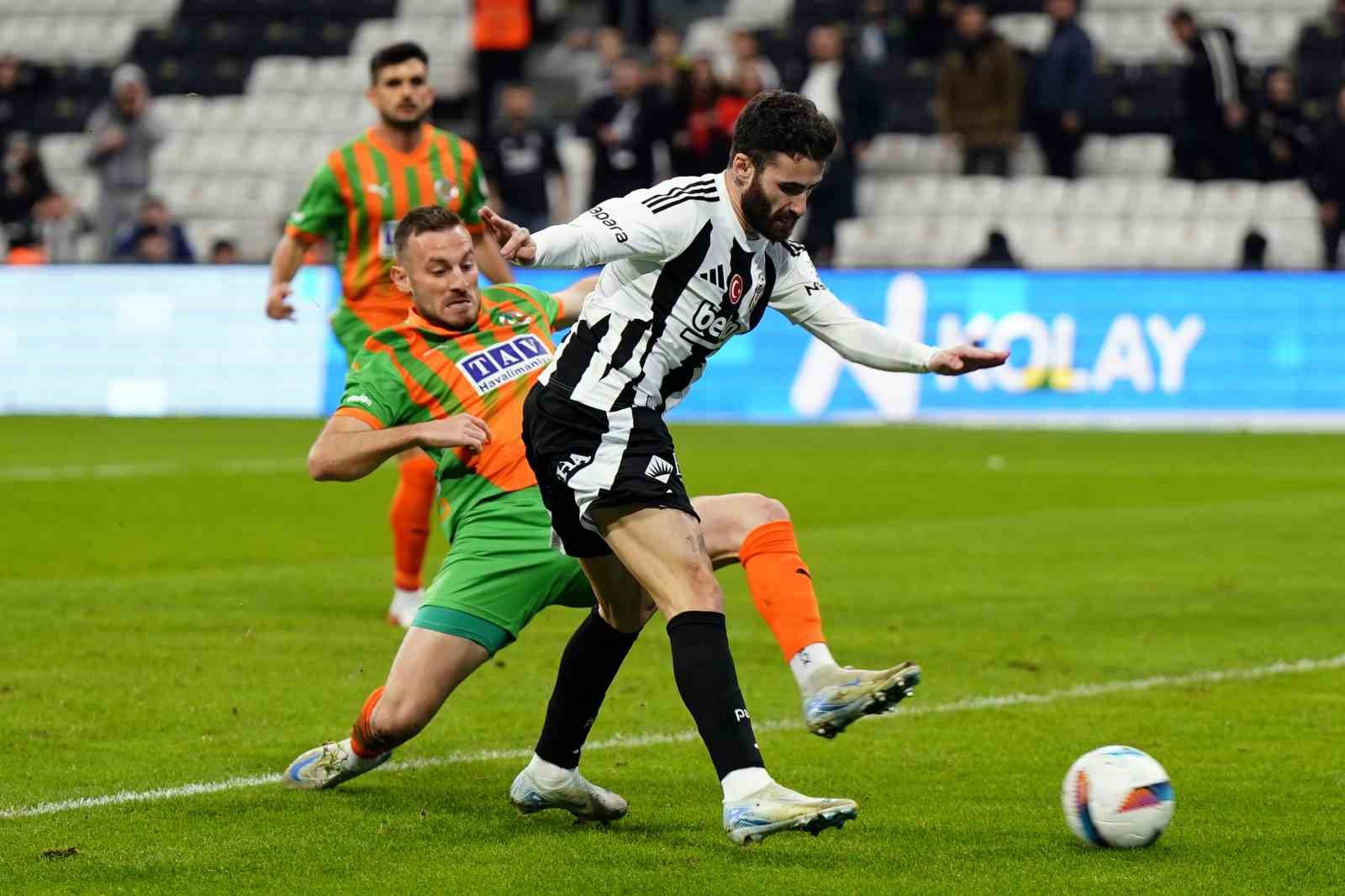 Trendyol Süper Lig: Beşiktaş: 1 - Corendon Alanyaspor: 1 (İlk Yarı)