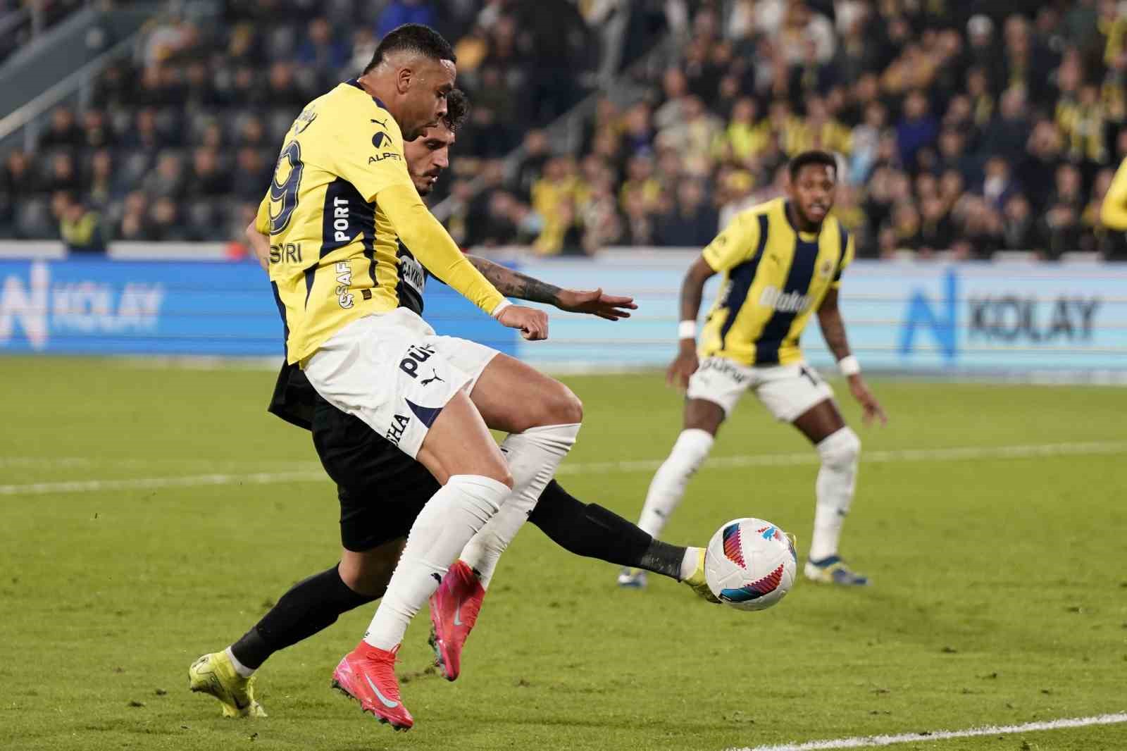 Trendyol Süper Lig: Fenerbahçe: 1 - Çaykur Rizespor: 2 (İlk Yarı)