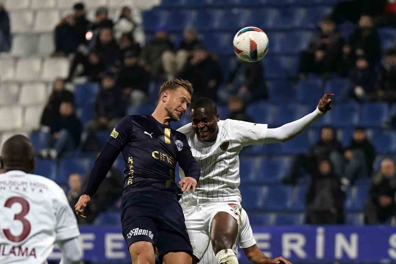 Trendyol Süper Lig: Kasımpaşa: 2 - Atakaş Hatayspor: 3 (İlk Yarı)