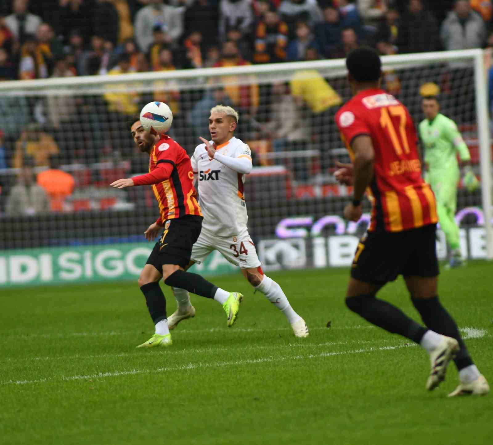 Trendyol Süper Lig: Kayserispor: 1 - Galatasaray: 2 (İlk Yarı)