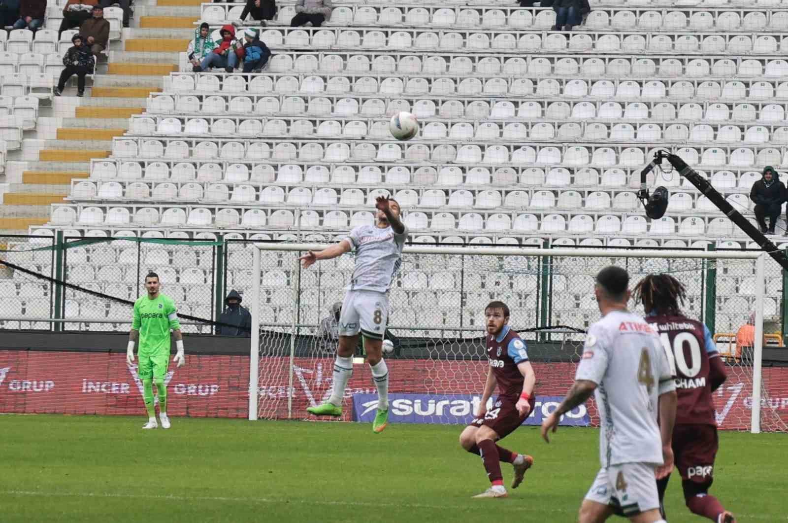 Trendyol Süper Lig: Konyaspor: 0 - Trabzonspor: 0 (İlk Yarı)