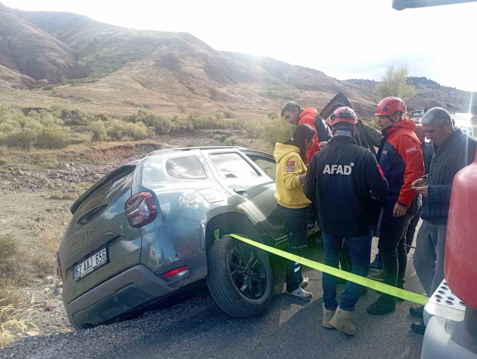 Tuncelide Araç Yoldan Çıktı: 3 Yaralı