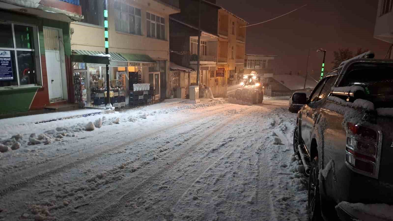 Tuncelide Cankurtaran Geçidi Zincirsiz Ağır Tonajlı Araçlara Kapatıldı