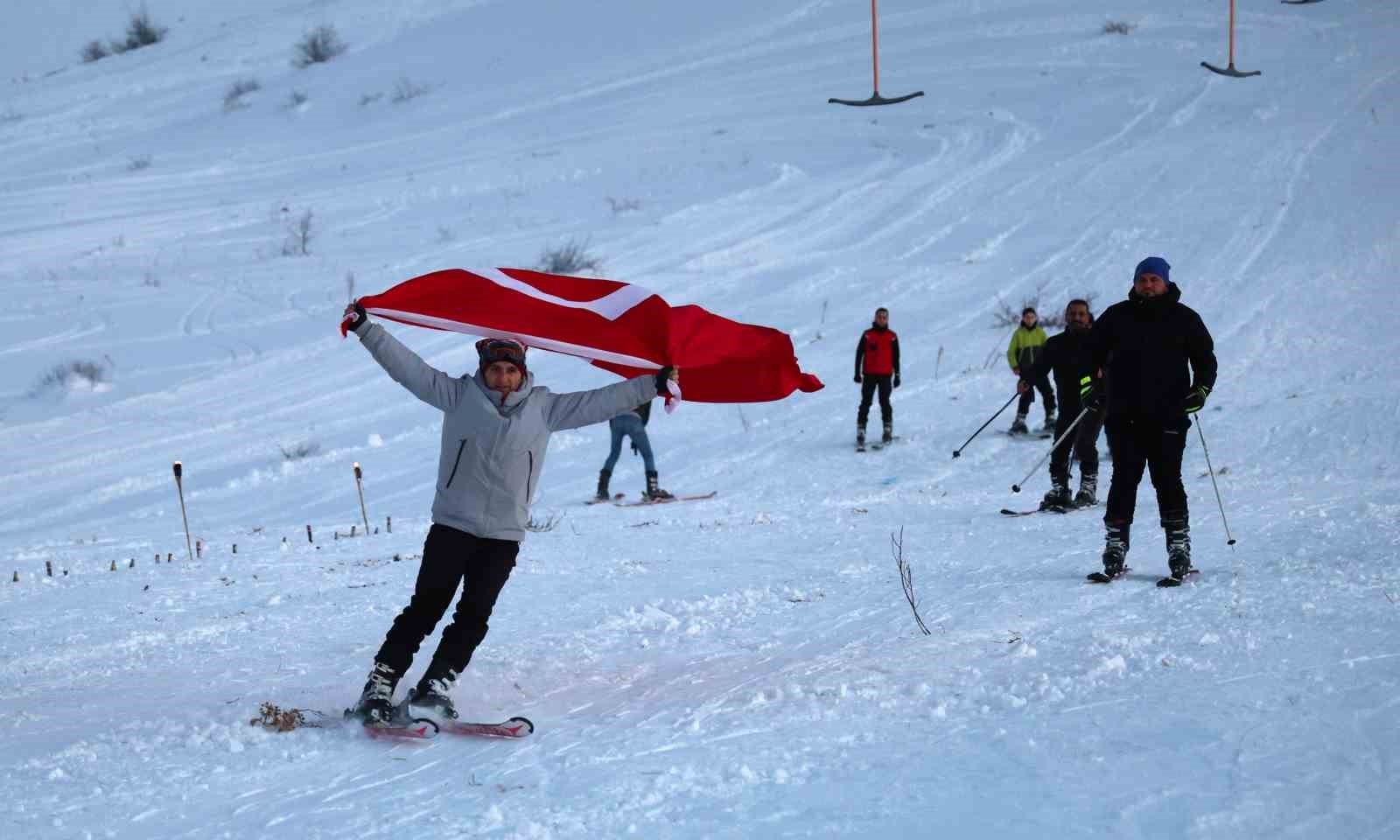 Türkiyenin Göl Manzaralı Kayak Merkezinde Sezon Açıldı