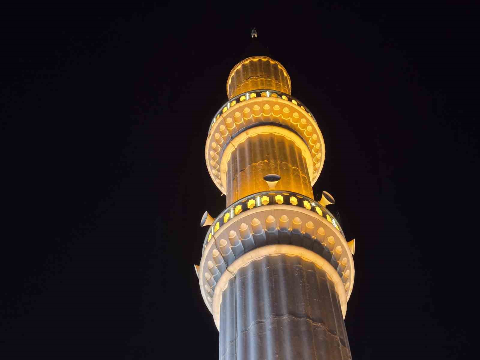 Türkiyenin İlk Asansörlü Camisi Gece Aydınlatmasıyla Ramazan Ayını Karşılıyor