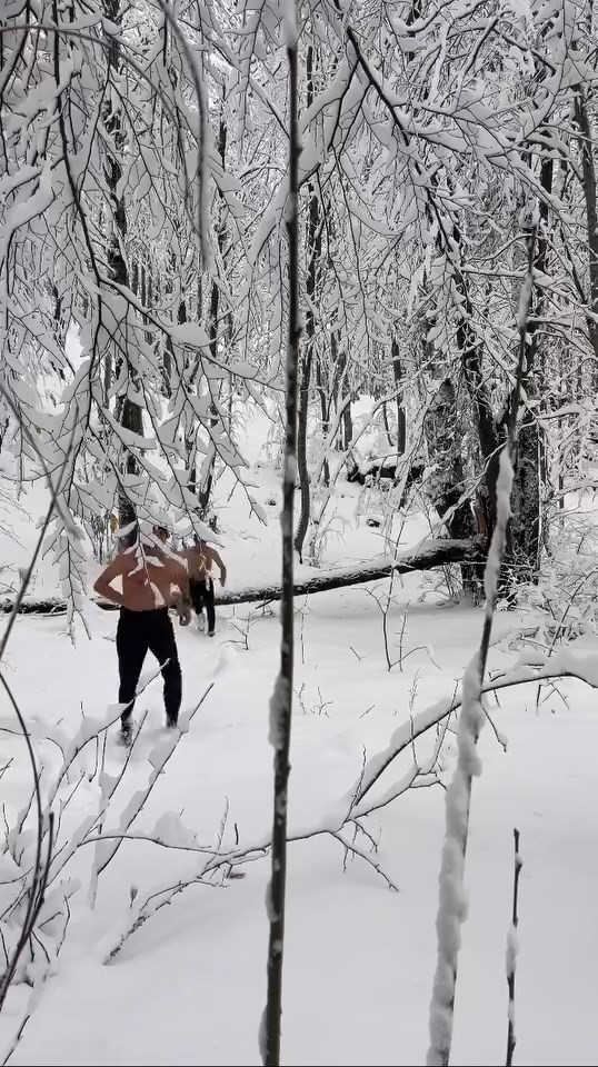 Uludağda Dondurucu Soğukta İki Arkadaşın Kar Banyosu Keyfi