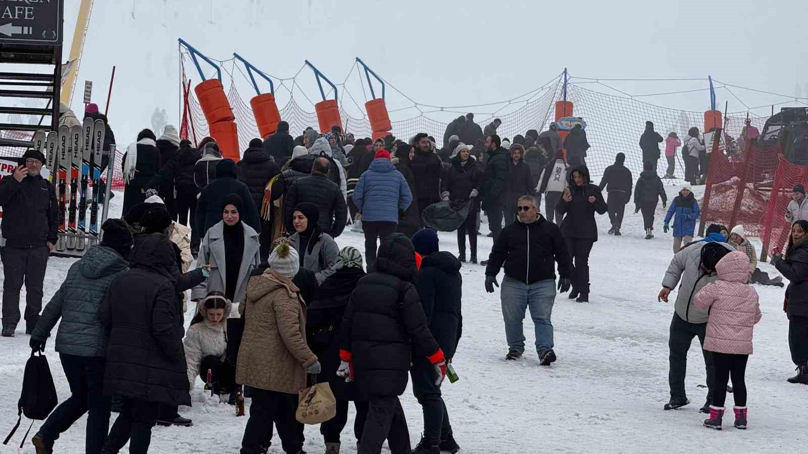 Uludağın Zirvesine Turist Akını