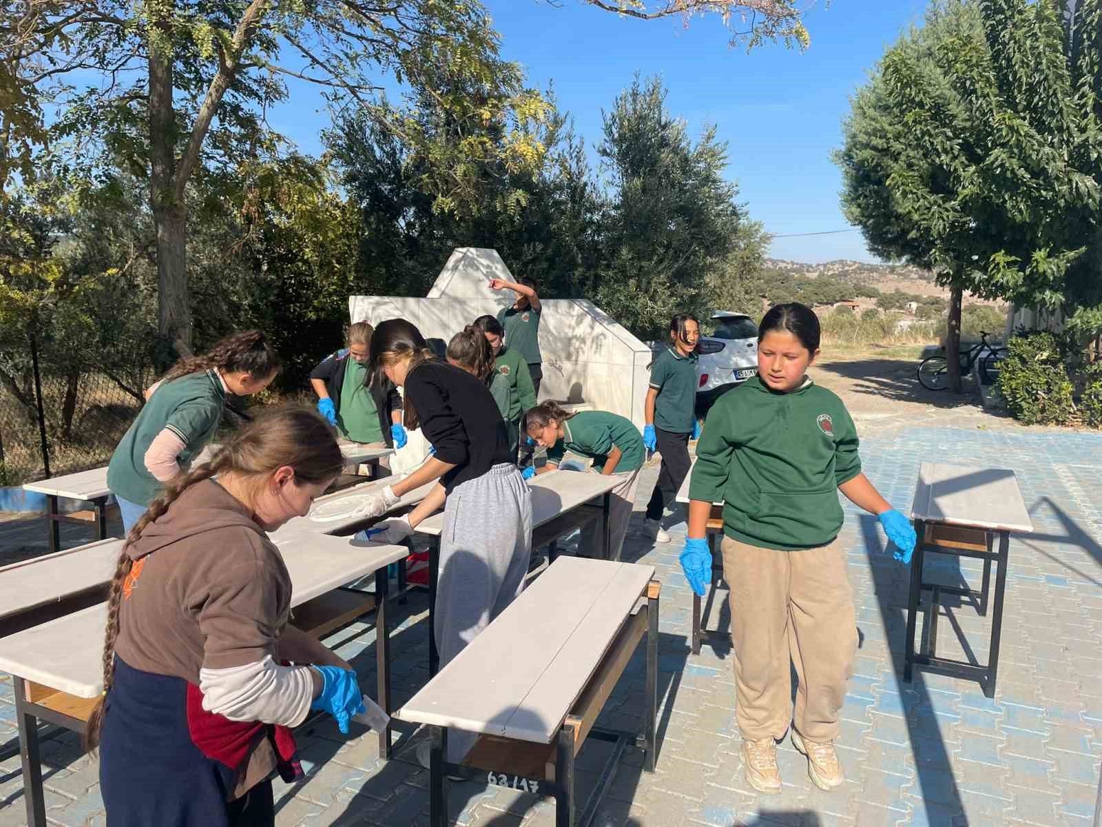 Üniversiteli Öğrenciler Köy Okulunun Masalarını Yeniledi