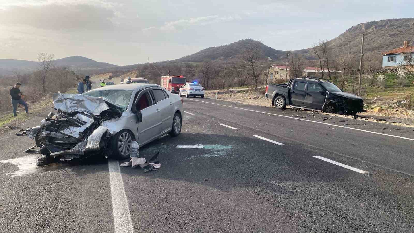 Uşakta İki Araç Çarpıştı: 1 Ölü, 2 Yaralı