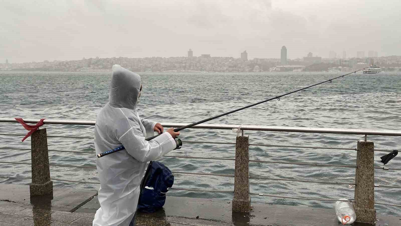 Üsküdarda Balıkçılar Lodosa Rağmen Oltalarını Bırakmadı