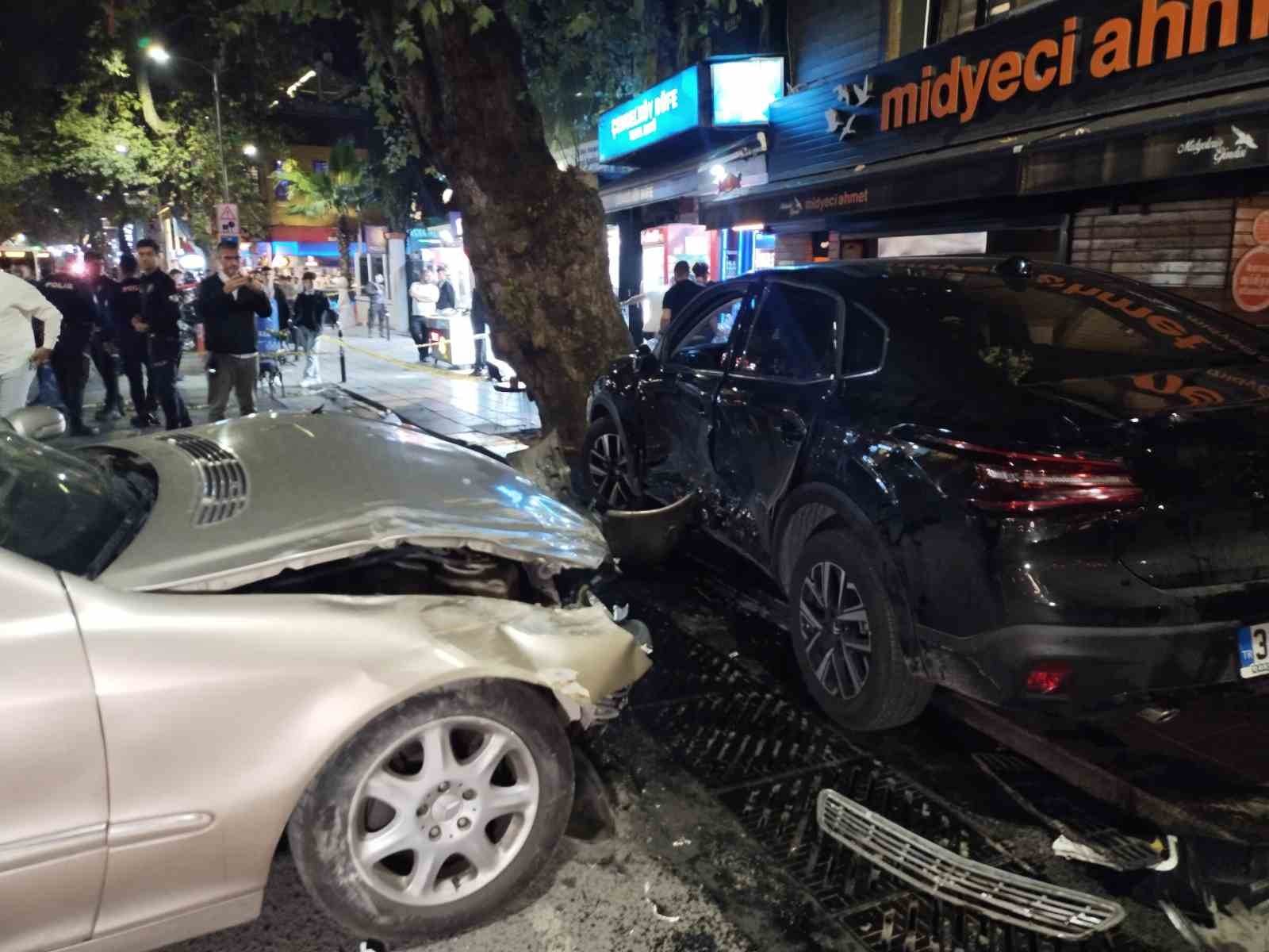 Üsküdarda Kontrolden Çıkan Araç Park Halindeki Otomobile Çarptı: 1İ Ağır 4 Yaralı