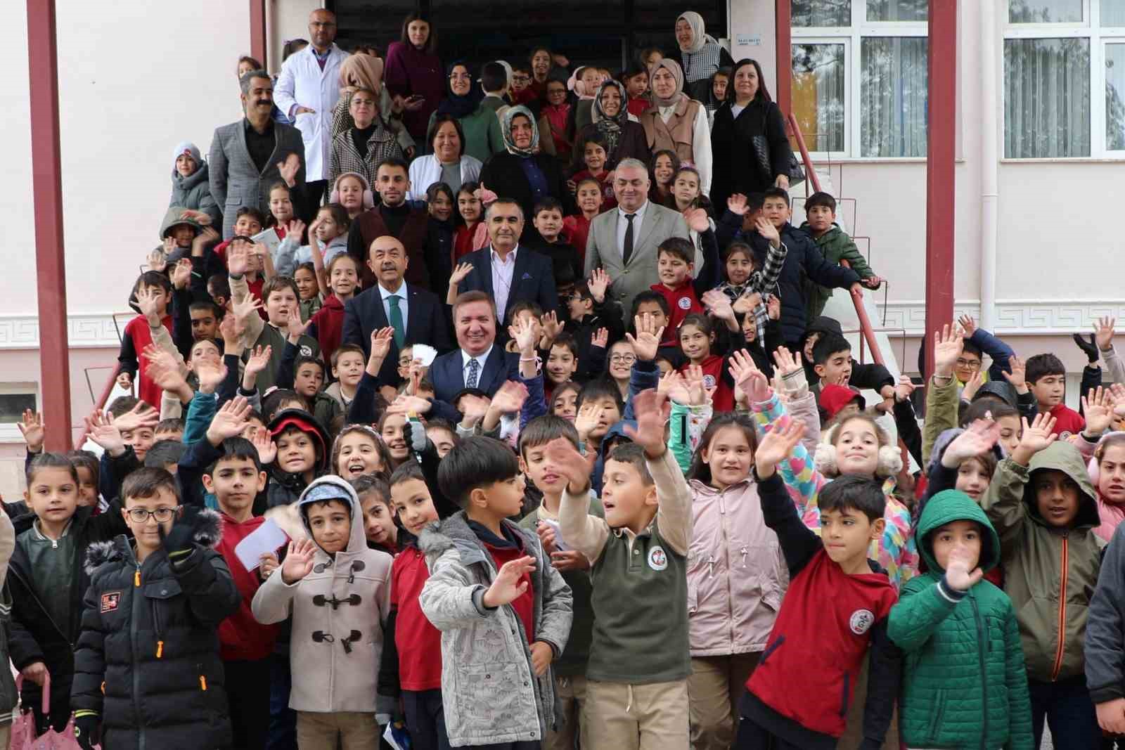 Vali Aydoğdu Okul Ziyaretlerinde Bulundu