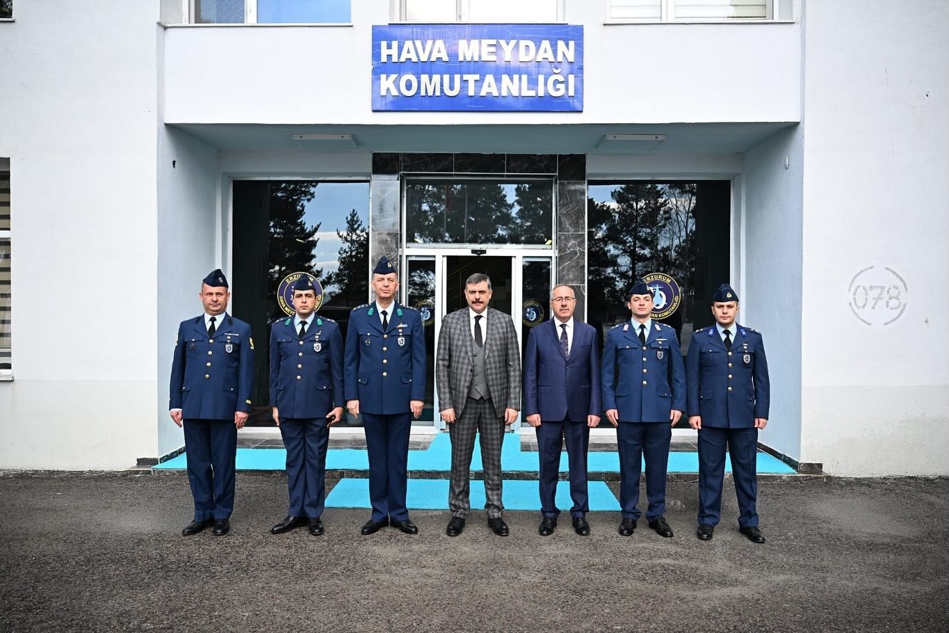 Vali Çiftçiden Hava Meydan Komutanlığına Ziyaret