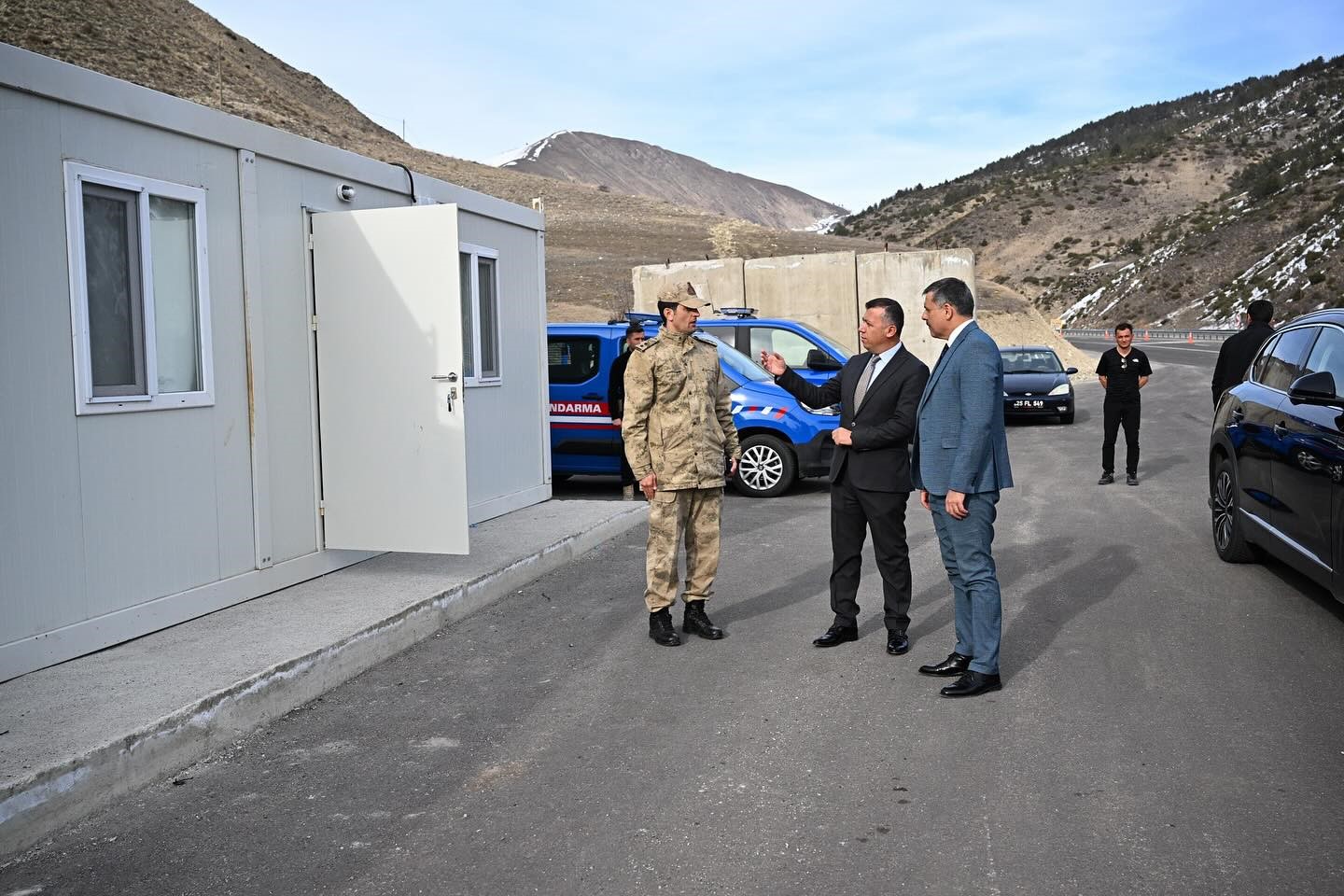 Vali Çiftçiye Yol Kontrol Noktası Bilgilendirmesi