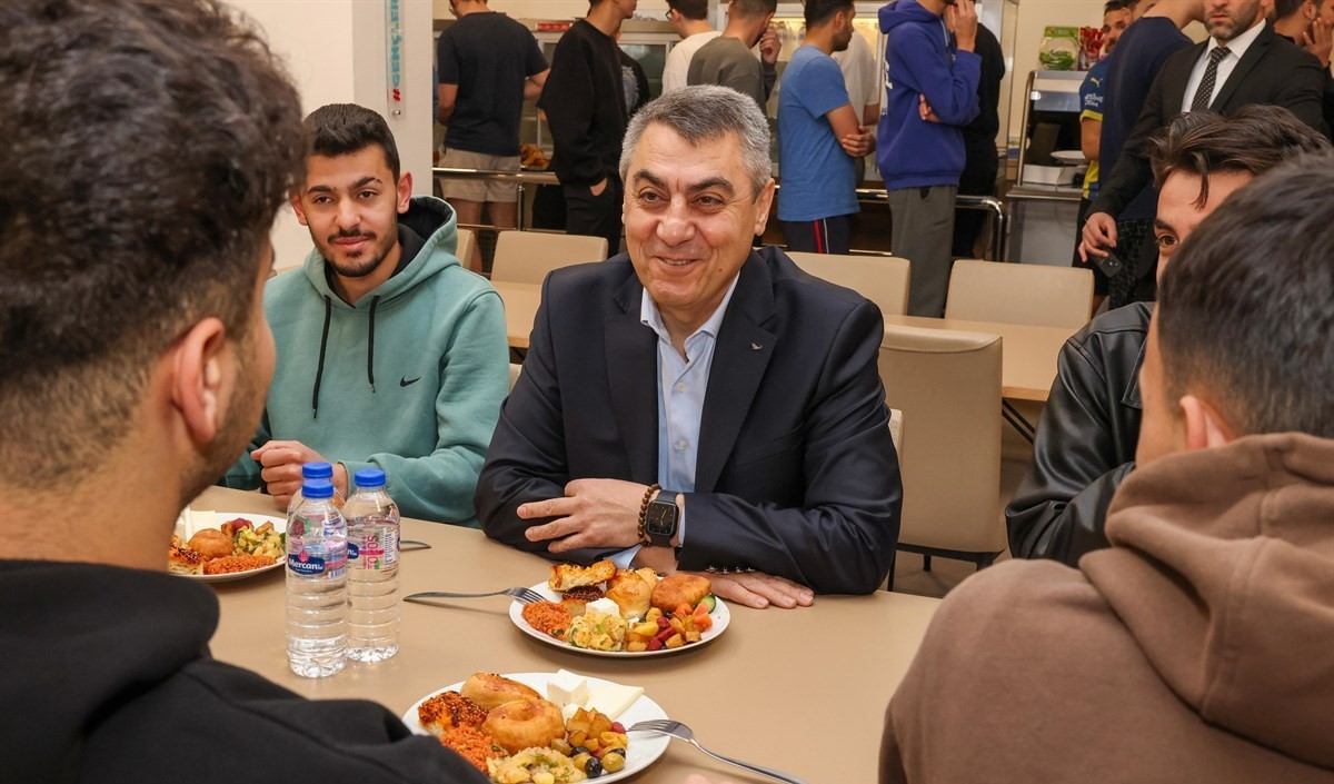 Vali Toros, Yurttaki Öğrencilerle Bir Araya Geldi