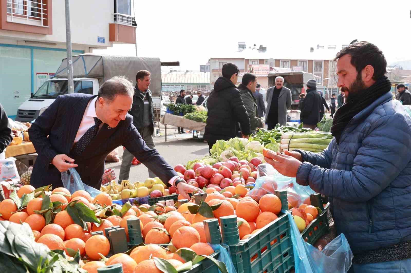 Vali Usta Pazara İndi, Esnaf Ve Vatandaşla Sohbet Edip Alışveriş Yaptı