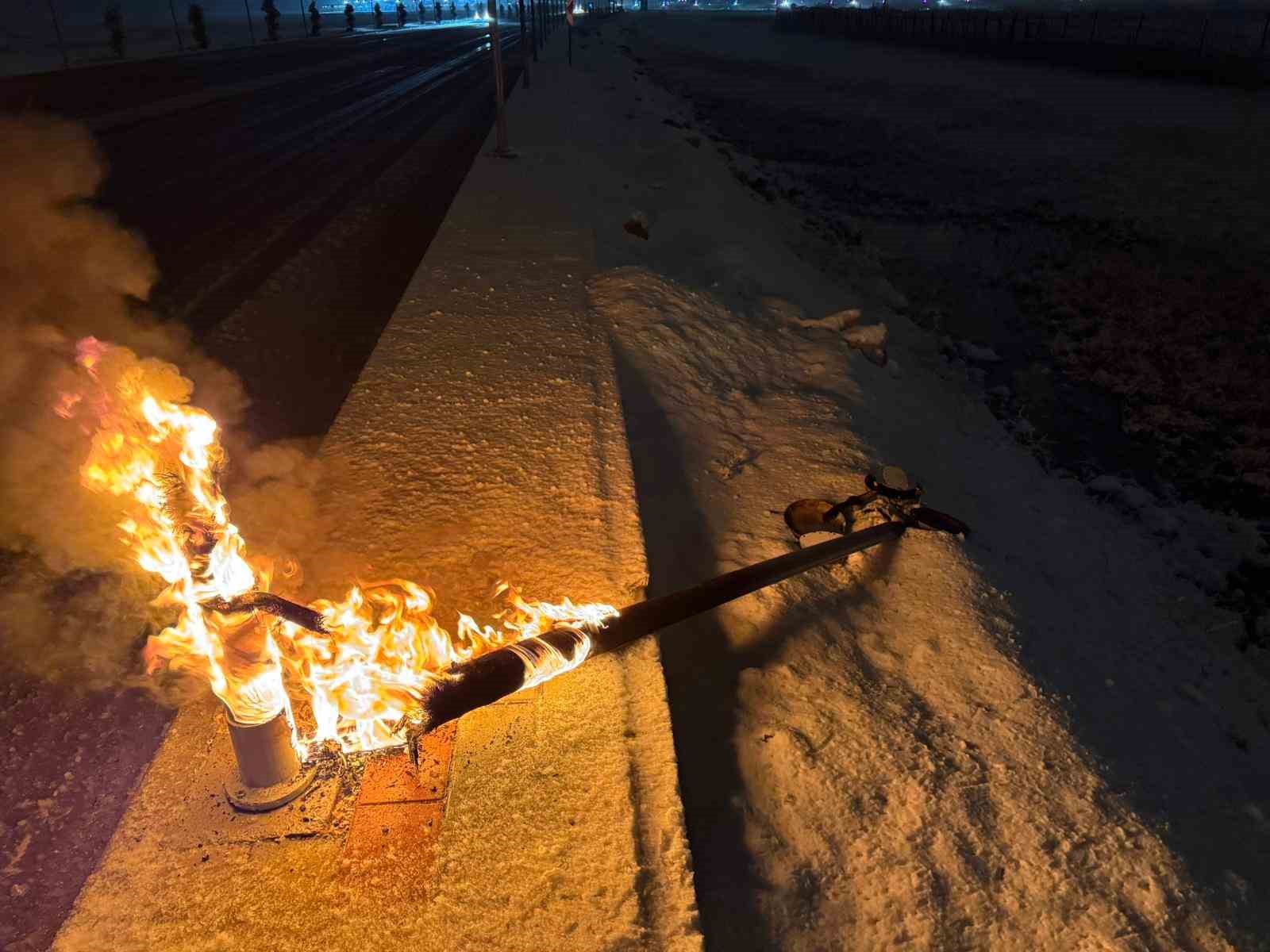 Vanda Aydınlatma Direği Yandı