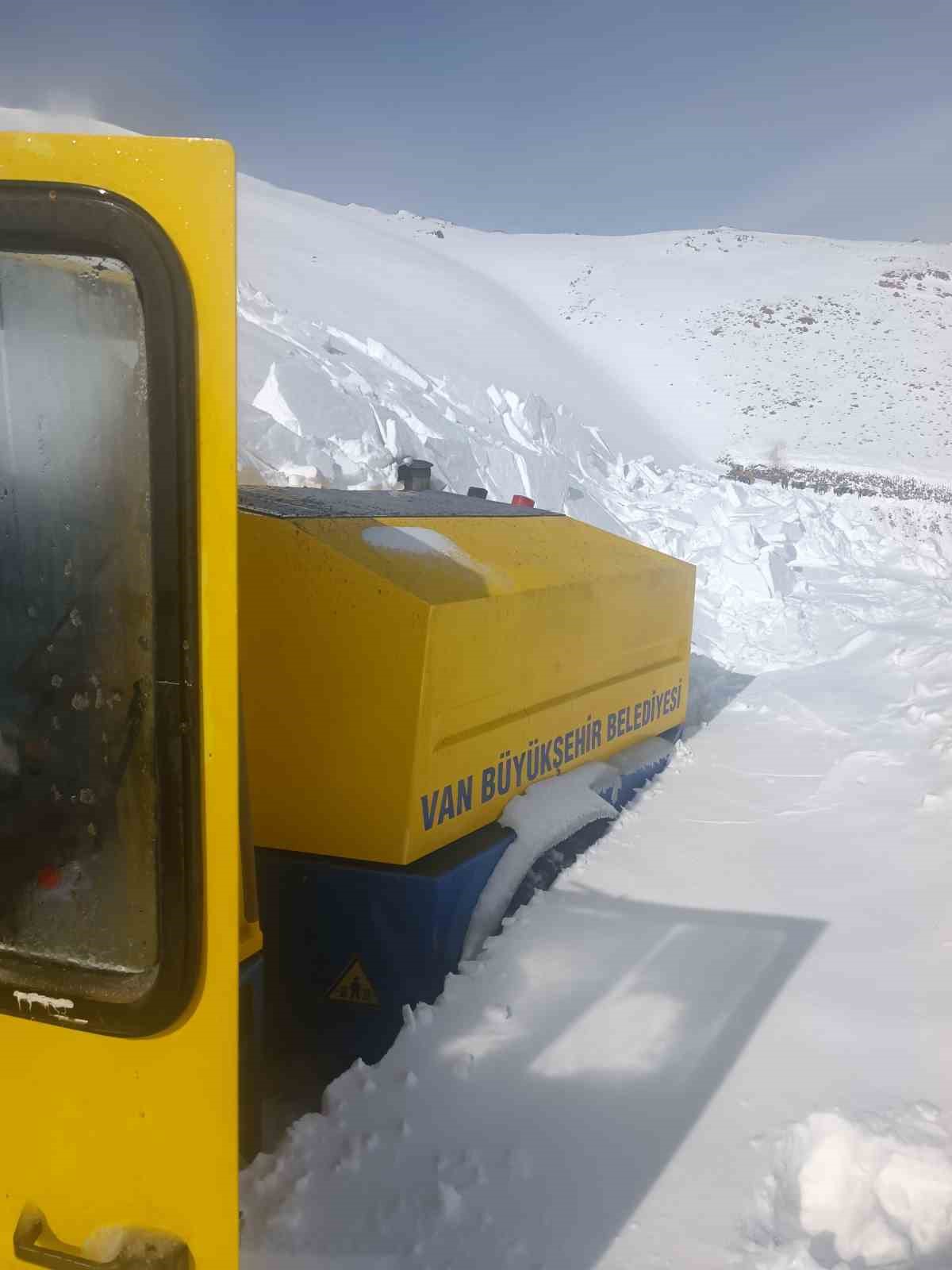 Vanda İş Makinesinin Üzerine Çığ Düştü