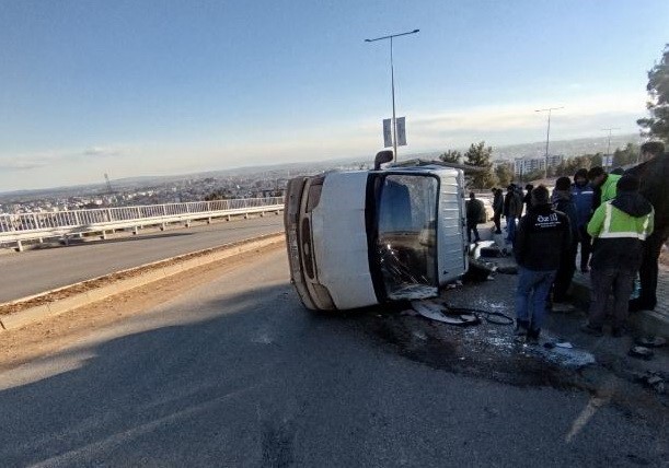 Virajı Alamayan Kamyonet Devrildi