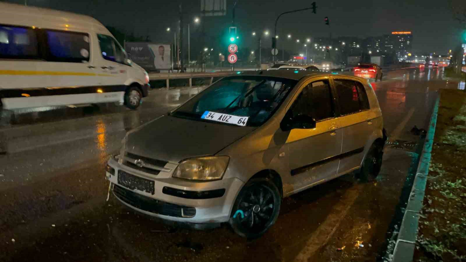 Yağış Sebebiyle Kayan Otomobil, Trafik Işıklarında Bekleyen Araca Çarptı: 5 Yaralı