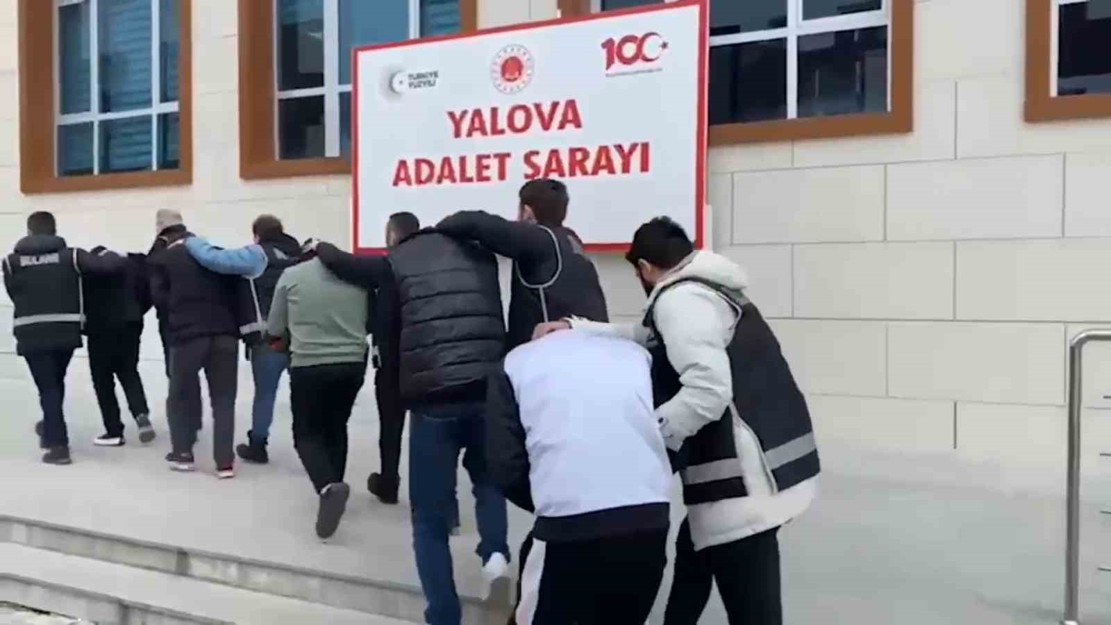 Yalovada Silah Zoruyla Bir Kişiyi Gasp Eden 4 Kişi Tutuklandı