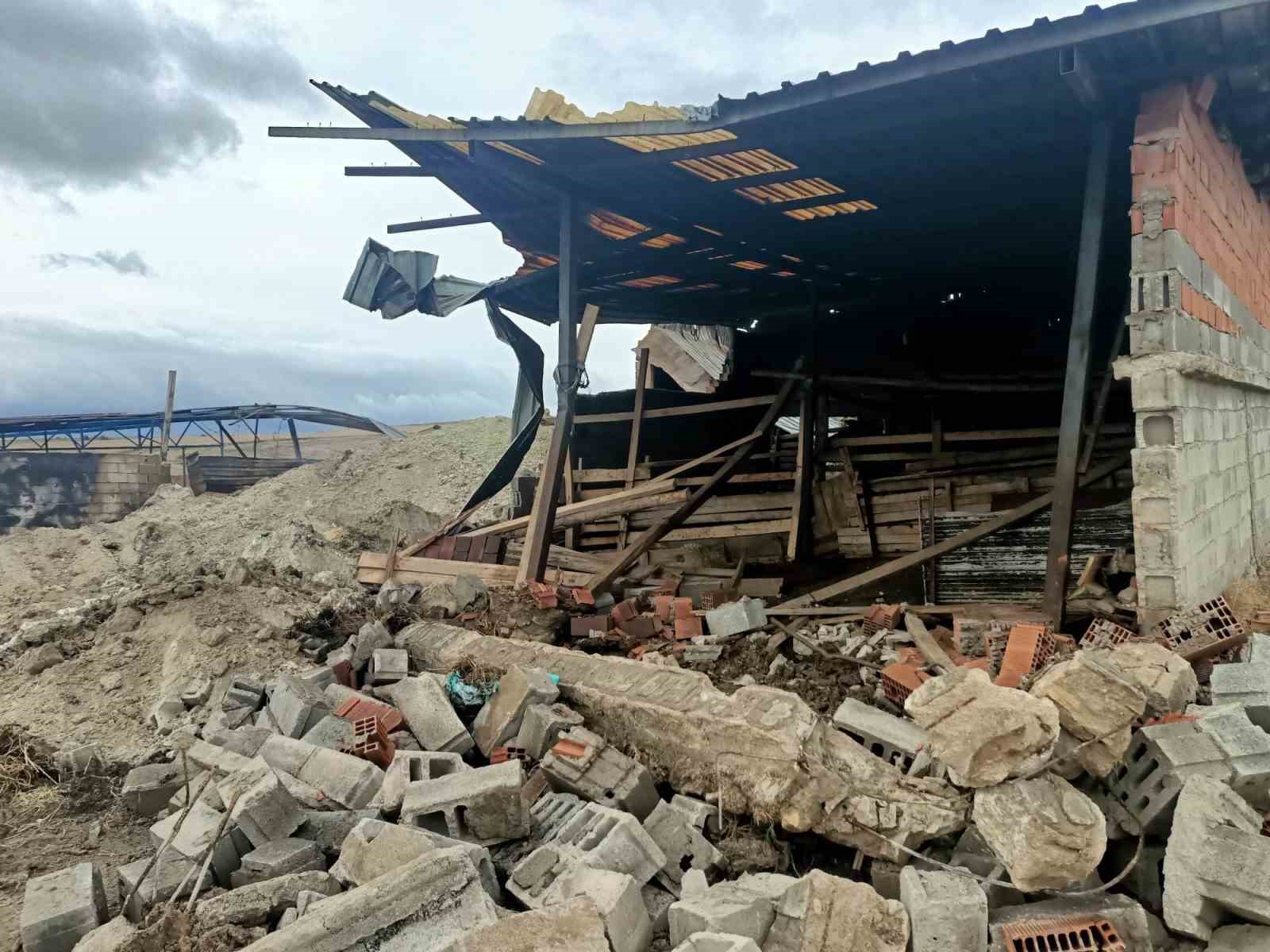 Yalvaçta Besihane Yangını: 17 Hayvan Telef Oldu, Tonlarca Yem Yanarak Küle Döndü