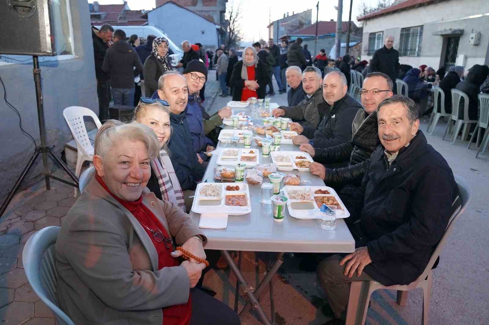 Yeşiltepe Mahalle Muhtarı Mahalle Sakinlerine İftar Yemeği Verdi