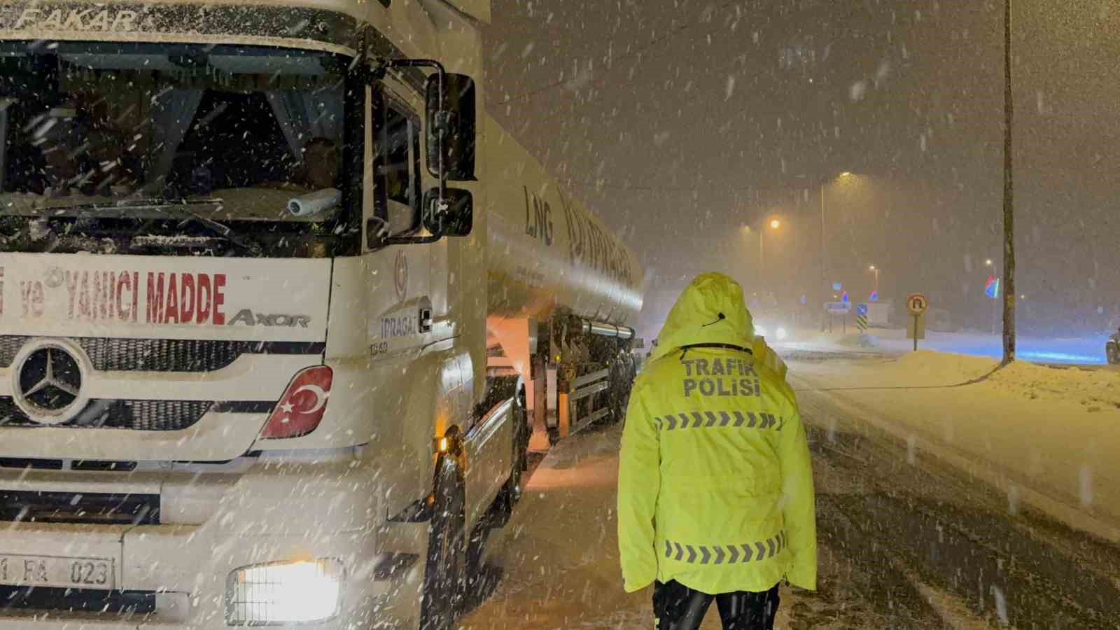 Yoğun Kar Nedeniyle Bolu Dağı Büyük Araçlara Kapatıldı