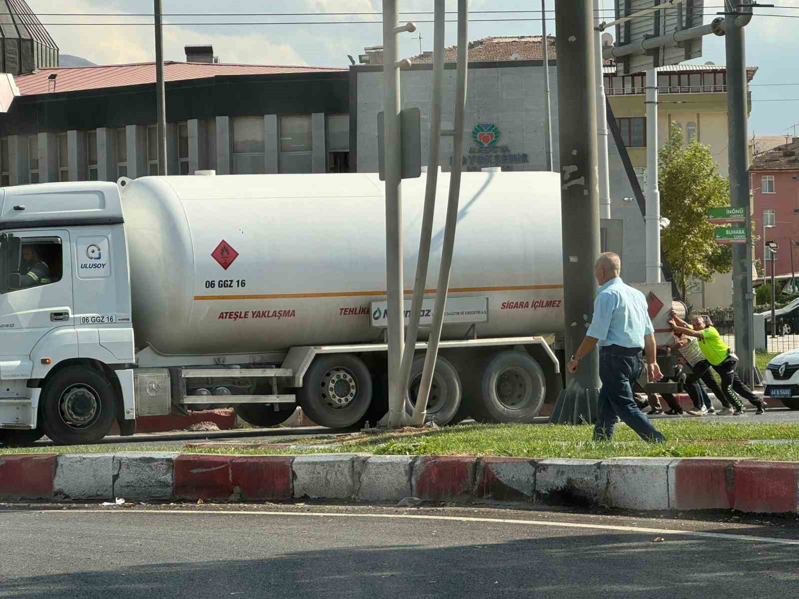 Yolda Kalan Yakıt Tankerini İmdadına Polis Ekipleri Yetişti