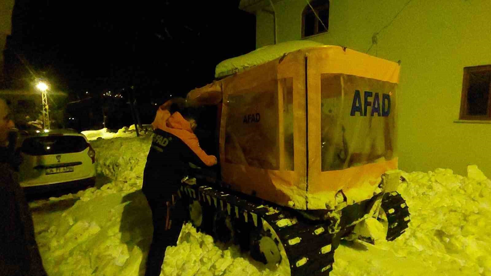 Yolu Karla Kapanan Köydeki Hasta İçin Seferber Oldular