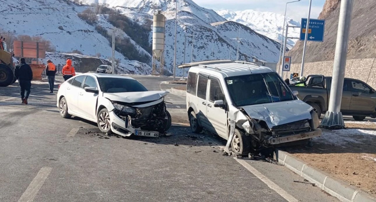 Yüksekovada Trafik Kazası: 2 Yaralı