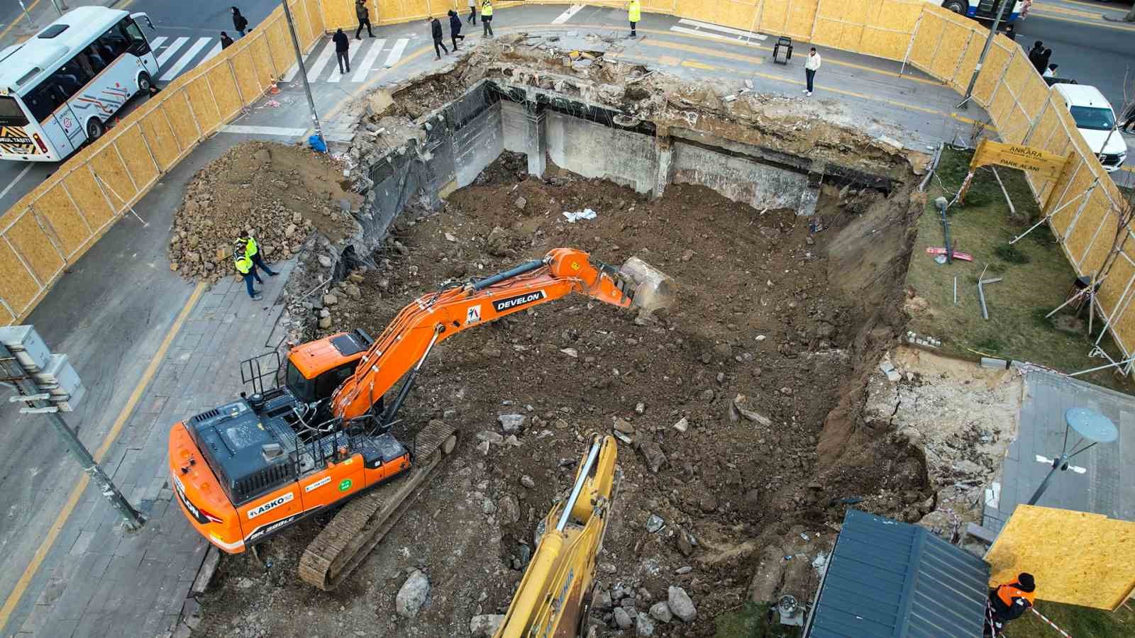 Yüzüncü Yıl Meydanındaki Göçük Havadan Görüntülendi