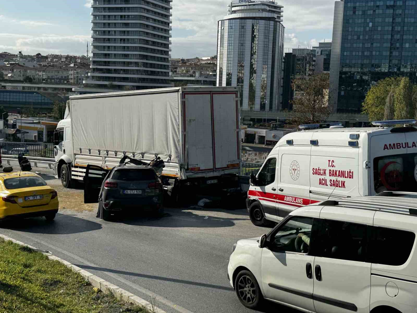 Zeytinburnundaki Feci Kazada Otomobil, Park Halindeki Kamyonete Çarptı: 1 Ölü