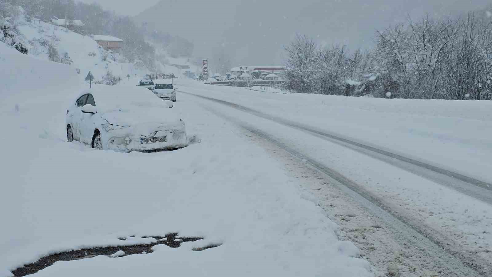 Zonguldakta Kar Yağışı Etkisini Sürdürüyor, 121 Köy Yoluna Ulaşım Sağlanamıyor