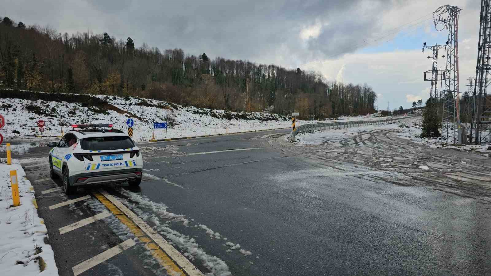 Zonguldakta Kar Yağışı Sonrası Güzergahlar Ulaşıma Açıldı